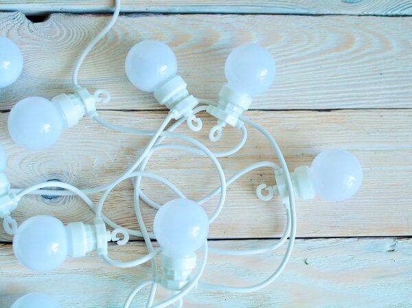 białe lampki LED na białym kablu w postaci girlandy do wnętrz i do ogrodu