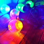 Kolorowe, duże lampki LED w postaci girlandy