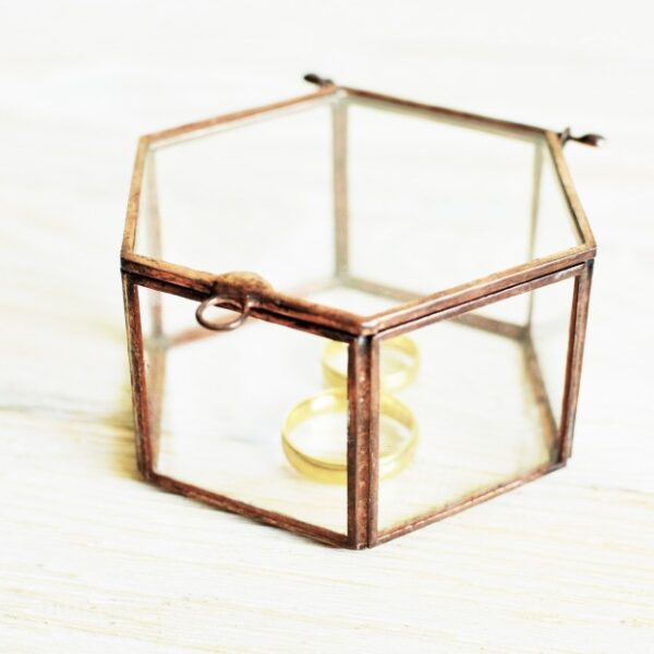 pudełko szklane w miedzianej oprawie na planie sześcioboku