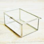 szklane mini pudełko z wieczkiem w metalowej ramce na drobną biżuterię lub obrączki ślubne