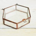 szklane mini pudełko w miedzianej ramce na planie sześcioboku