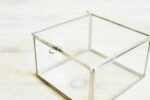 geometryczne,małe, szklane pudełko w metalowej ramce na drobiazgi i biżuterię