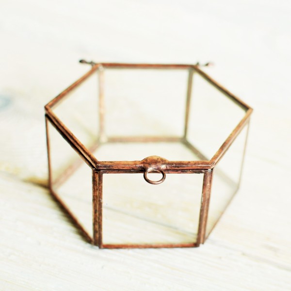 mała miedziana szkatułka o szklanych szybkach na planie sześcioboku