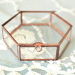 miedziane pudełko z szklanymi szybkami na planie sześcioboku w stylu vintage