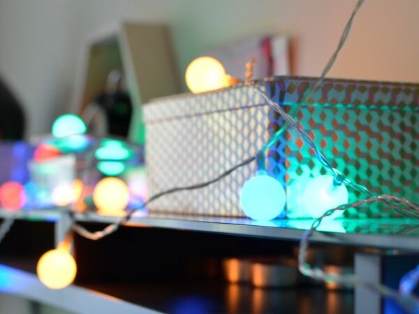 kolorowe lampki LED w postaci kolorowych kulek idealne na święta